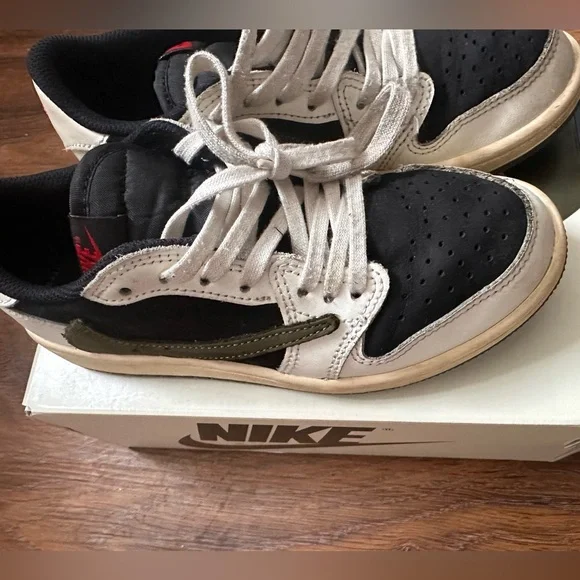 Travis Scott sneakers - Picture 1 of 6